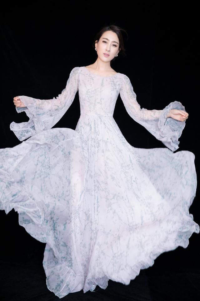 马苏身穿一袭蓝色镂空长裙端庄优雅，女神范儿十足，网友：美炸了