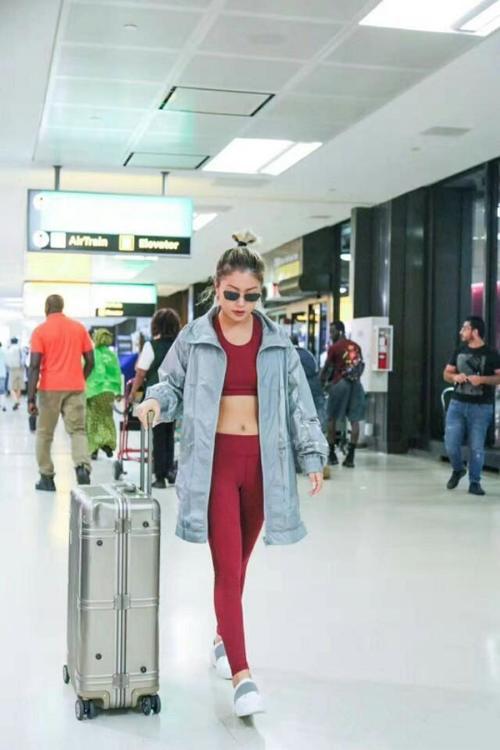 王菊机场终于不穿短靴了，小白鞋配运动装，反而更有国际范了！