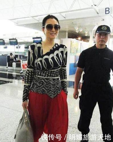 巩俐不愧是巩皇，红色阔腿裤霸气十足，这气场真不是章子怡能比的