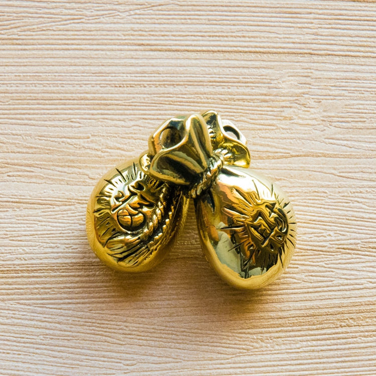 老公说:少抽两盒中华烟，也要买下这黄铜小物，看上去帅的不得了