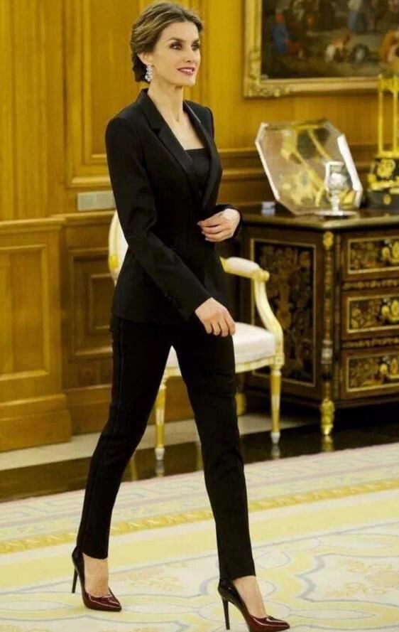 西班牙王妃脱下裙子，换裤装逆天长腿叫人艳羡，被称为最完美王妃