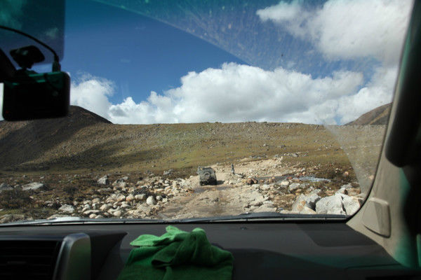 自驾霸道穿越丙察察闯西藏，悬崖边上走一遭，遭遇塌方，泥地陷车