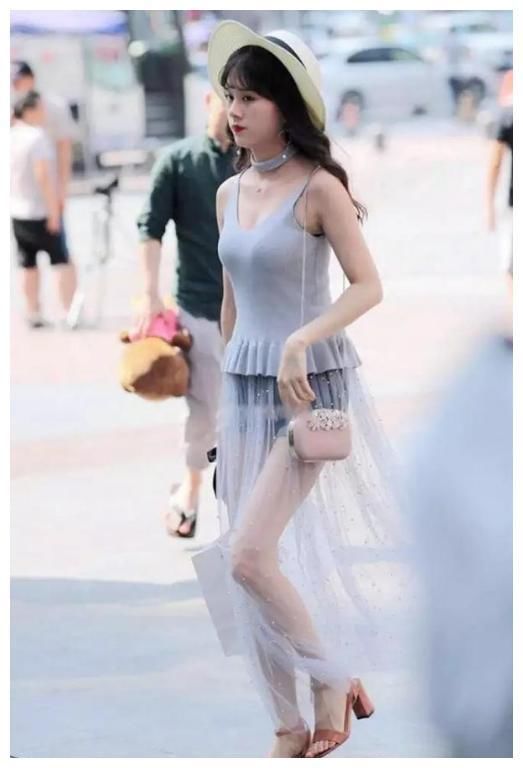 街拍：在夏季的街头，小姐姐的搭配清爽迷人，十分漂亮