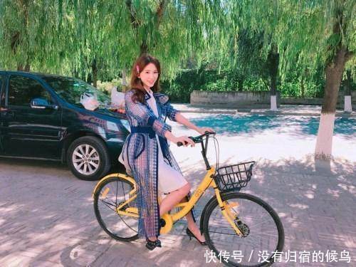 林志玲这身材太恨人! 裙子完全盖不住, 网友: 旁边高晓松都吓跑了