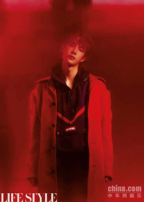 王一博登时尚杂志封面 红光氤氲里尽展偶像型格