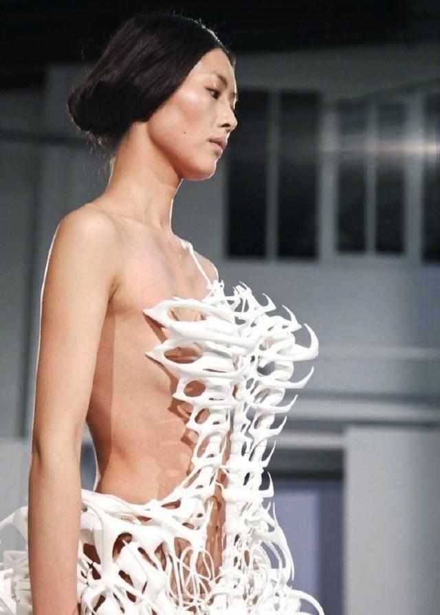 刘雯最大胆T台秀，惊艳“白骨装”压轴，网友：扎人不？