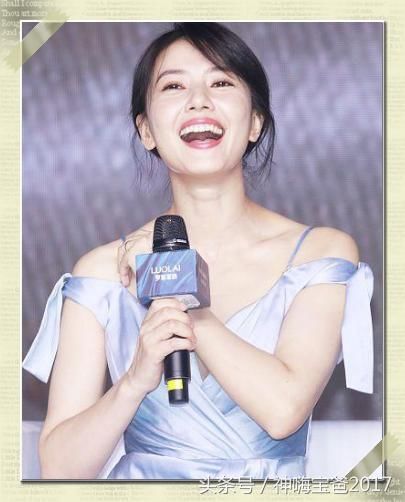 高圆圆这笑容太甜，随便一个pose就让人沉醉