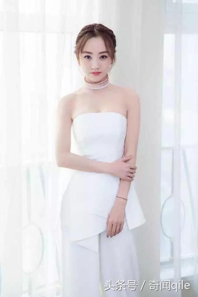杨蓉出席活动，一身纯白色套装，清纯又动人！