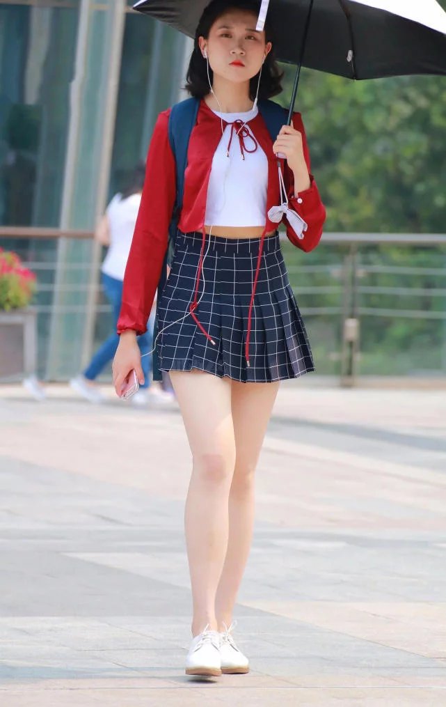 甜美小姐姐修身穿搭尽显丰腴体态，肉肉的美腿给人一种珠圆玉润的