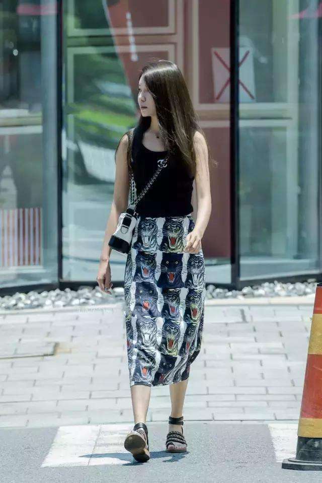 街拍：在路边游荡的小姐姐，肤白貌美大长腿，网友：有女人味!