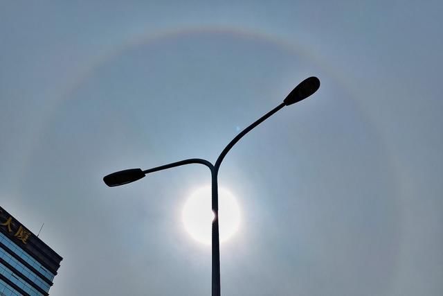  「天空」抬头看！北京天空出现日晕，明天谷雨或有雨