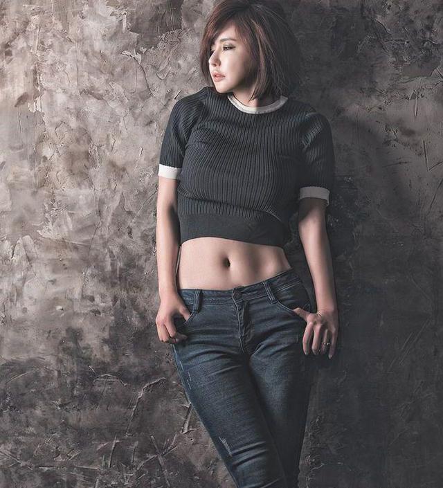 身材好的牛仔裤美女，展现出迷人的魅力！