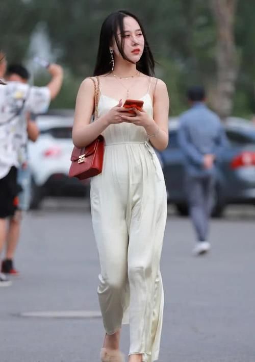  就算|小姐姐有魅力，就算穿的是吊带连衣长裤，也能成为一道美丽风景线
