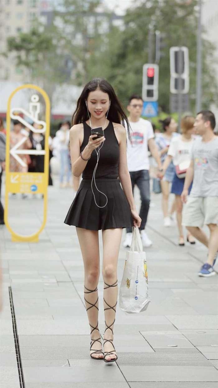 「 风采」一身优雅的穿搭,尽显时尚风采,街拍:天生丽质的小美女