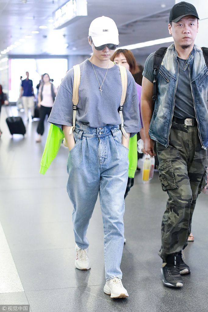 春哥威武！李宇春背双肩包扮嫩酷到没朋友  手插裤袋漠视镜头一脸