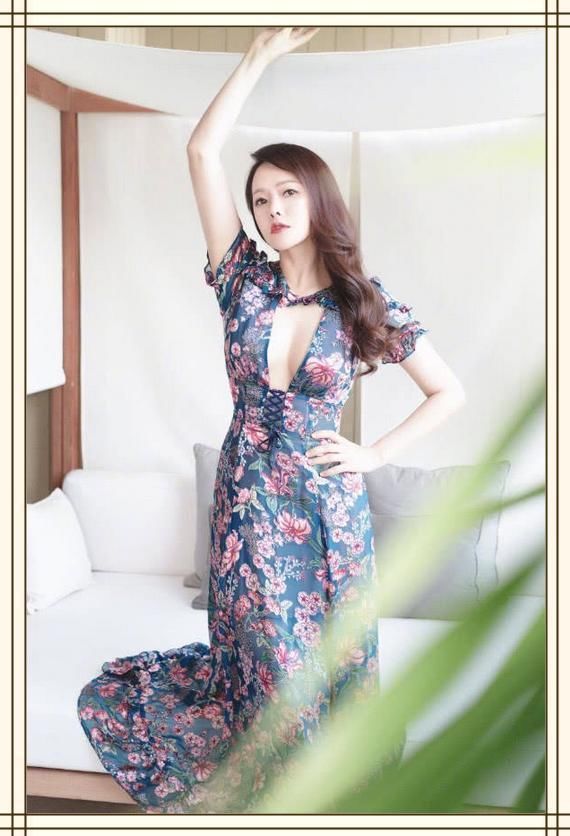 伊能静真会装！49岁年龄硬是把自己捯饬成19岁，网友：扮嫩上瘾？