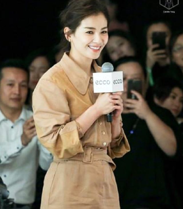 蒋欣和刘涛同穿骆色裙出席活动，网友：这差别也太大了吧！