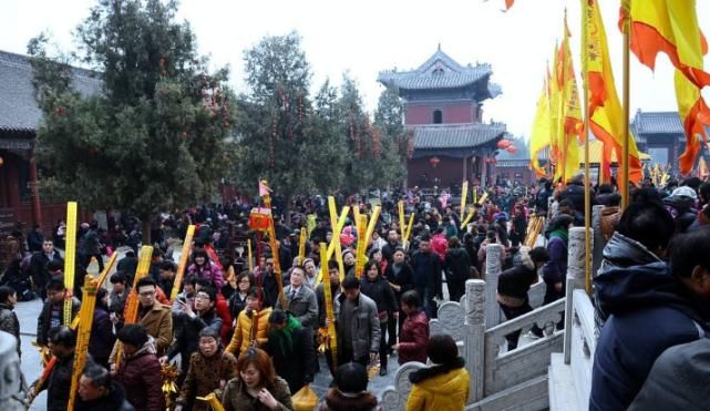 比少林寺受欢迎的寺庙，游客破世界记录，香火多得消防车随时待命