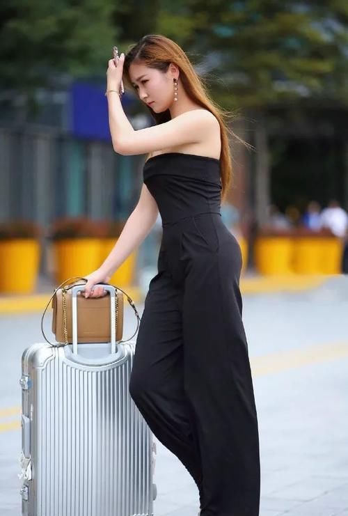  『连体』街拍：穿着抹胸连体裤的金发美女，诠释小女人的美