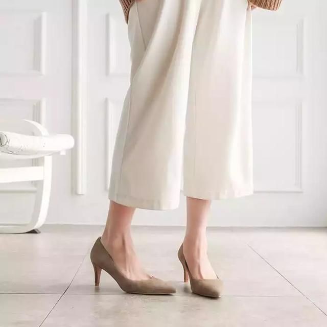 尖头鞋身打造瞬间修长脚型,展现女性独有自信