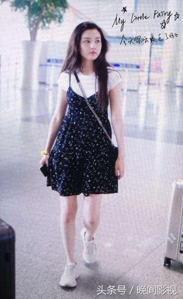 宋祖儿穿白T搭吊带裙现身秀美腿，可当看到膝盖时网友一阵心疼！