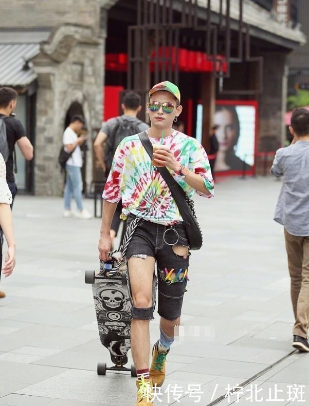 大方:街拍:图七穿公主服逛街,和街上的人格格不入,真是高雅大方!