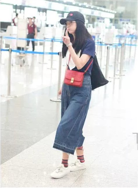 43岁阔太王艳这么肥的裤子也套得上去,网友:嫩到认不出!