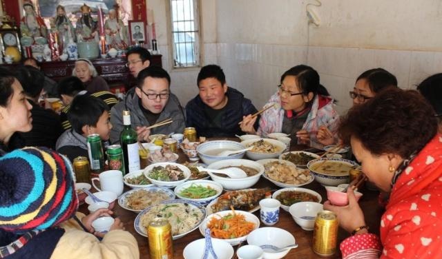 农民打工归来，回村里是“土豪”，到城里又成了“乞丐”，咋回事