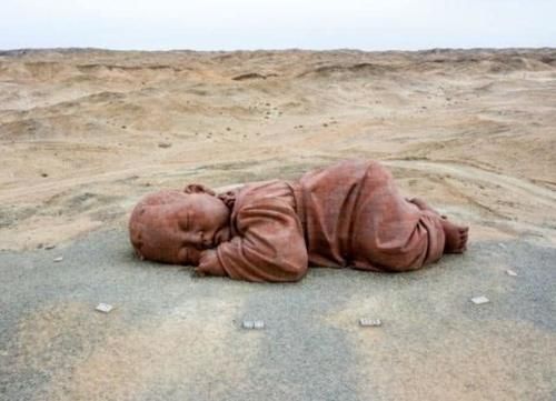 甘肃沙漠惊现惊现“沉睡巨婴”，已安然入睡数年，游客看后表示：