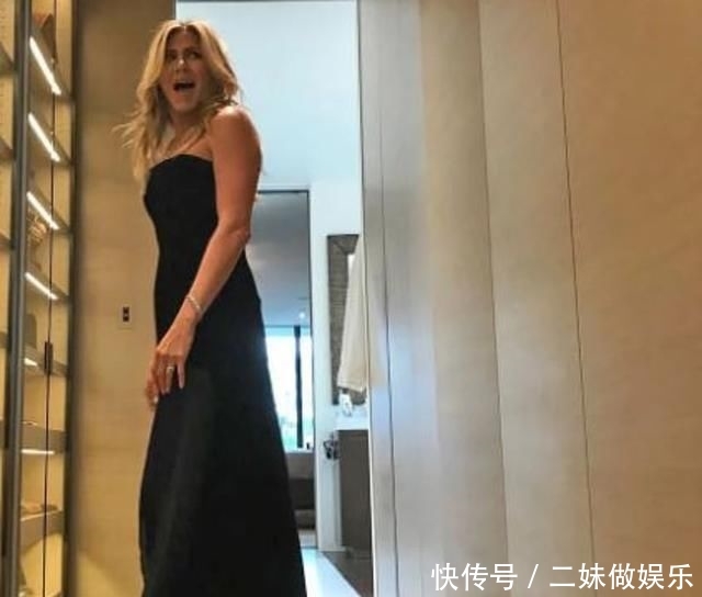 「豪宅」“瑞秋”豪宅里的步入式衣帽间, 堆满了珠宝、名牌服饰