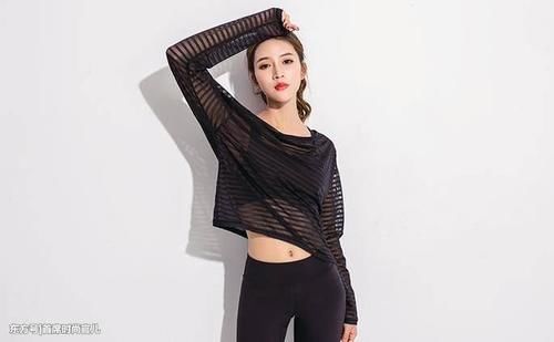 甜蜜动人的打底裤小姐姐，彰显落落大方的气场，让你体验一把时尚