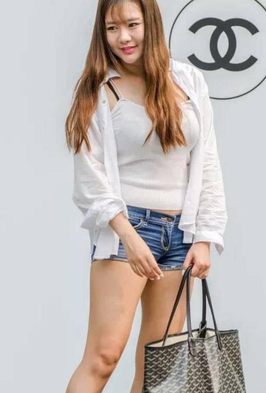 小姐姐的这条紧身牛仔裤，彰显女性美好曲线！