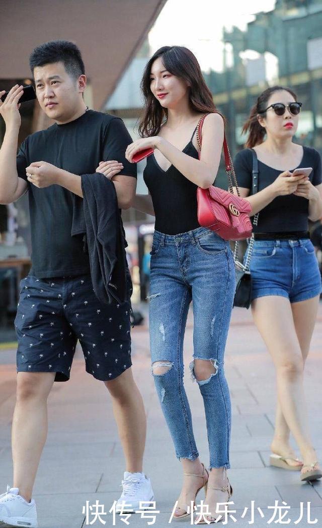 美丽|时尚穿搭:吊带搭配紧身牛仔裤,满满的性感风