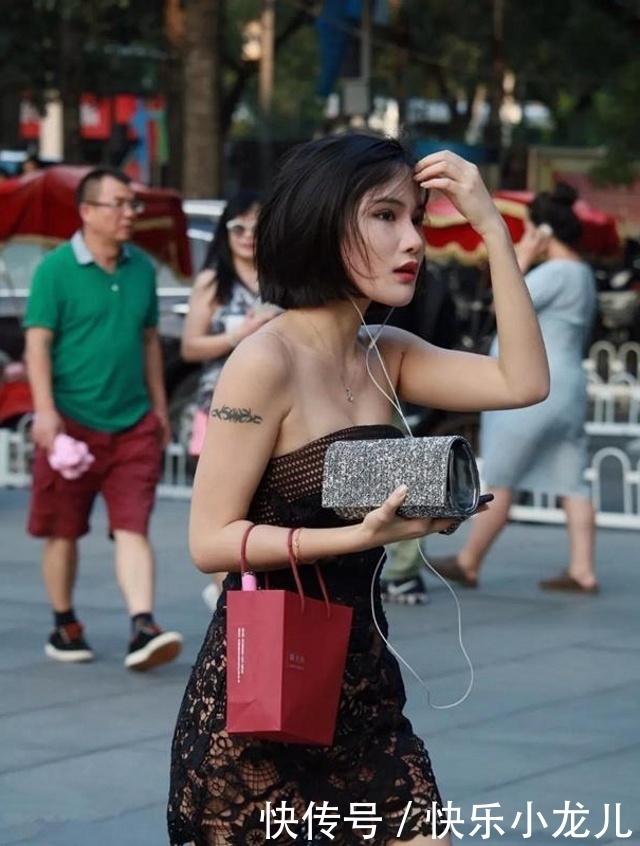 样子还|路人街拍，姑娘穿白色修身连衣裙，让她唯美的身姿勾勒的淋漓尽致