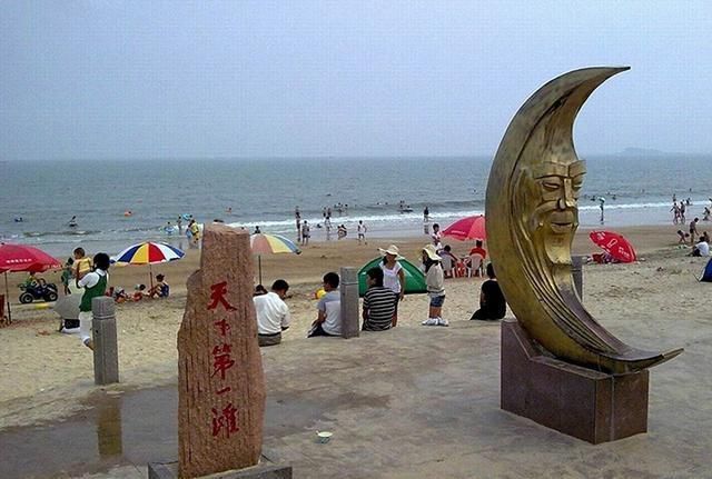 广西的北海银滩,是中国最长的海滩,有着南方北