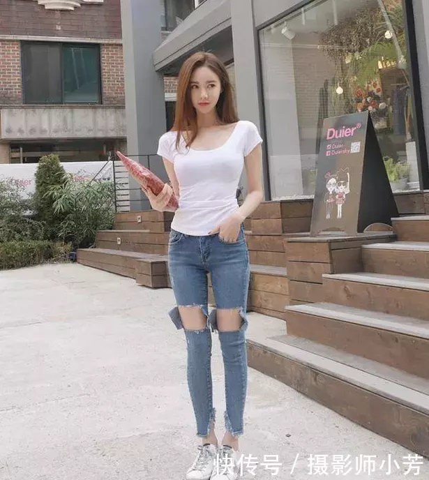 街拍 : 简约气质的牛仔裤美女，具有摩登质感，特别吸引人！