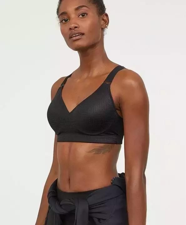 维密、HM、6ixty8ight 这些牌子的内衣……