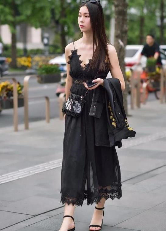 『气质』街拍:气质美女长发披肩,紧身上衣搭配牛仔紧身裙,展现匀称身材