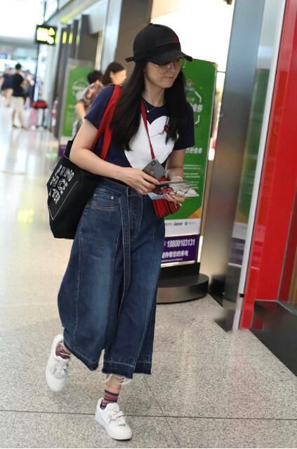 44岁王艳真敢穿!才100斤却穿条像200斤胖子的裤子，网友:看不懂