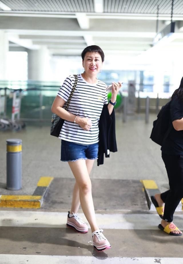 同是秀腿，张靓颖玩下半身消失，而55岁的她一条短裤引来无数掌声