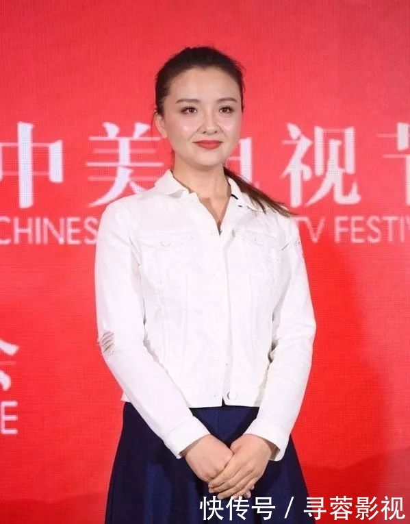 穿越：优雅气质十足，孙茜越穿越大胆！白色抹胸礼服配高扎马尾
