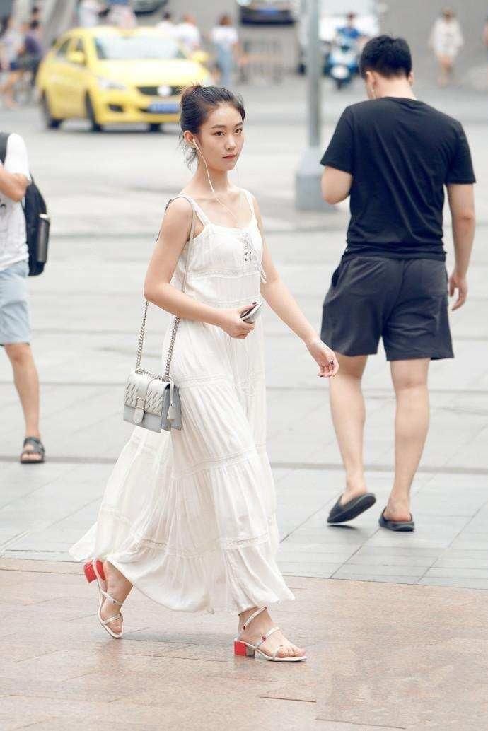 街拍:美女穿热裤露出大长腿, 身材曲线完美展现!