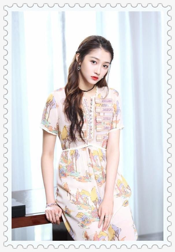 谁说关晓彤像大妈？同穿印花裙，明明是18岁的李兰迪更显老气！