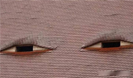 世界最诡异的小镇,房屋上面都长着“眼睛”,游客:晚上不敢出门