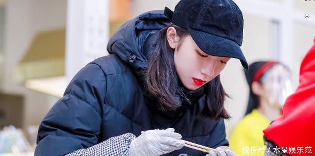  『孟美岐』孟美岐晒商场游玩美照，一手抱一个布娃娃，满满的少女心