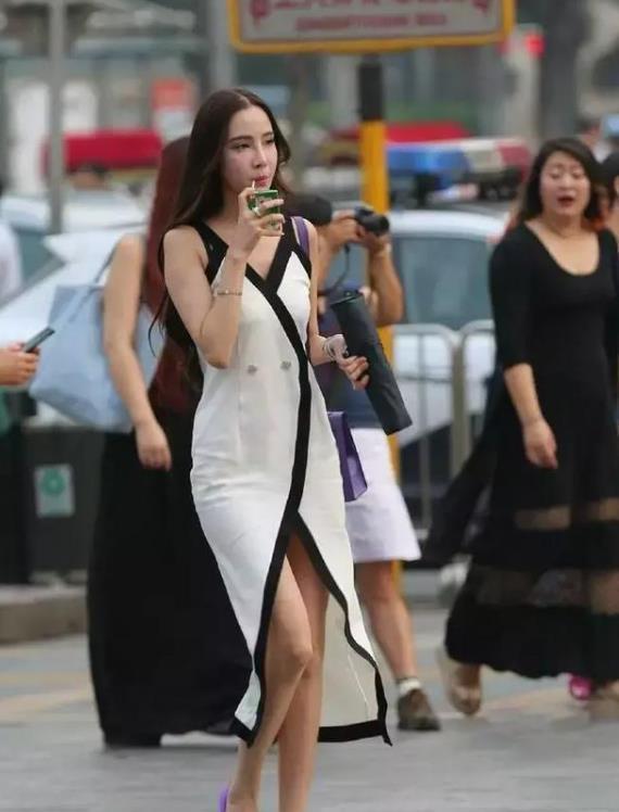 「 美女」靓丽穿搭,时尚可人!,街拍美女:身材高挑的小姐姐