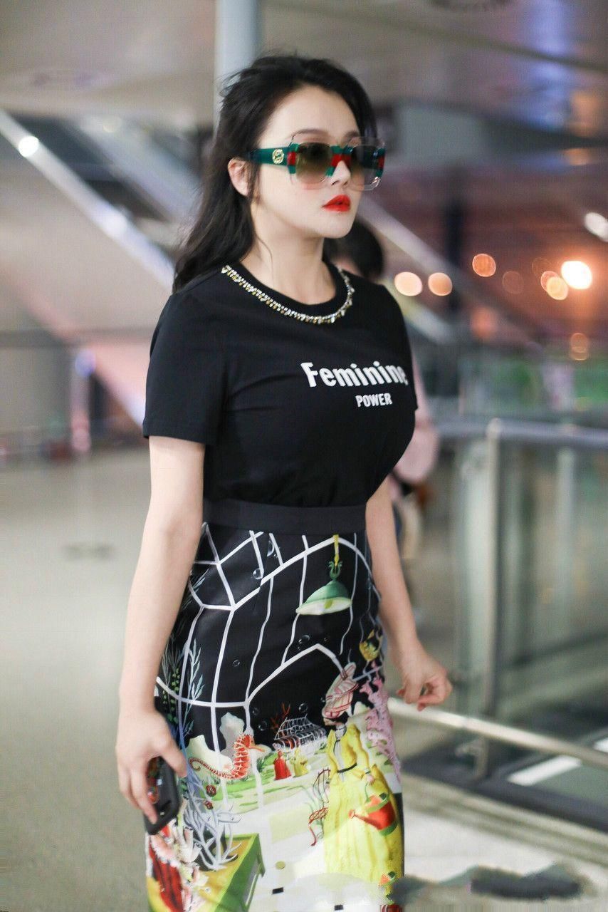 冉莹颖穿什么不好，非要尝试超短裤，丑哭了自己!