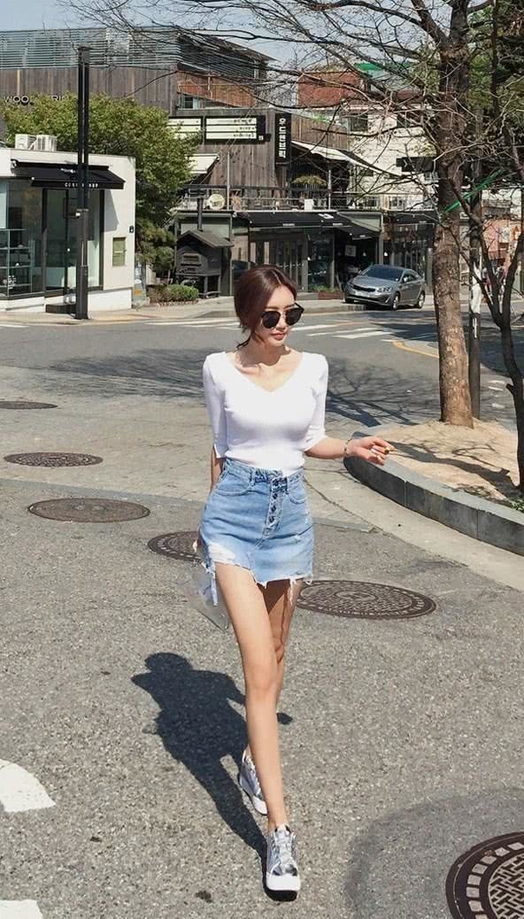 街拍：清凉气质的漂亮小姐姐，青春活泼格外的醒目！