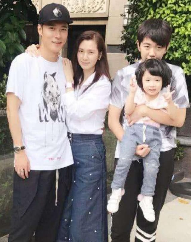 张丹峰与女经纪合照受争议，律师发声明澄清，黑粉立马改口!