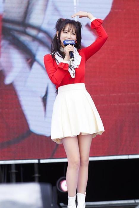 程潇穿仙女裙现身，却被吐槽长了一双大象腿，网友：大小腿一样粗